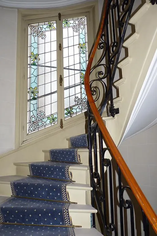 Prestigious 2 Bedroom Near Champs Elysees Paris