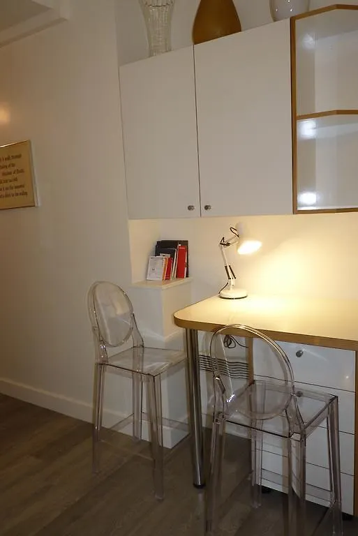 Apartment Prestigious 2 Bedroom Near Champs Elysees Paris