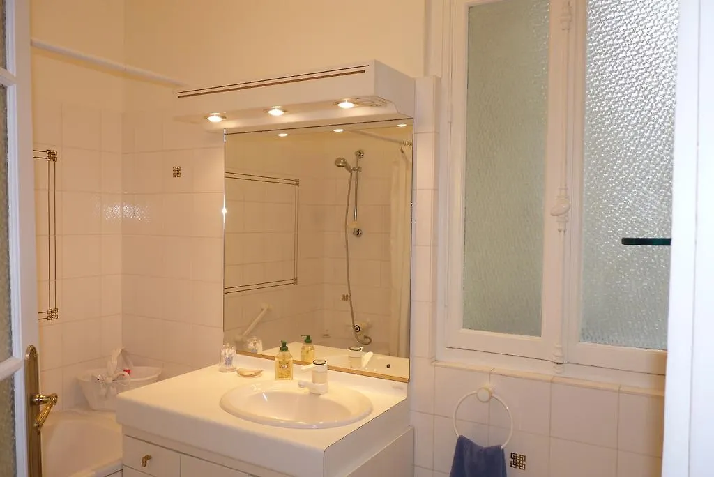 Prestigious 2 Bedroom Near Champs Elysees Paris Apartment